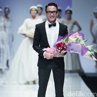 Barli Asmara meninggal dunia hari ini di Bali setelah dilaporkan mengalami sakit lambung. Kepergian desainer itu tentu adalah sebuah kehilangan bagi industri fashion Indonesia. Barli dikenal sebagai desainer berbakat yang karya-karyanya menjadi langganan selebriti dan telah go internasional. Foto: Mohammad Abduh/Wolipop
