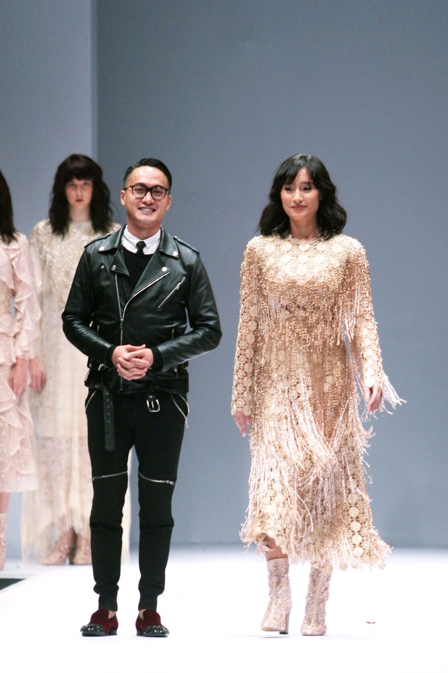 Berita duka datang dari dunia fashion Tanah Air. Desainer Indonesia Barli Asmara meninggal di usia 42 tahun pada Kamis (27/8/2020). Inilah kenangan Barli Asmara dalam karya hingga koleksi busananya yang dipakai oleh selebriti.  Foto: Mohammad Abduh/Wolipop