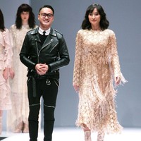 Berita duka datang dari dunia fashion Tanah Air. Desainer Indonesia Barli Asmara meninggal di usia 42 tahun pada Kamis (27/8/2020). Inilah kenangan Barli Asmara dalam karya hingga koleksi busananya yang dipakai oleh selebriti.  Foto: Mohammad Abduh/Wolipop