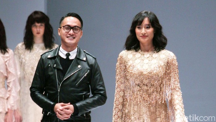 Desainer Barli Asmara