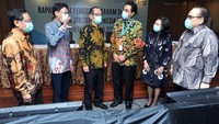 Direktur Utama PT Bank J Trust Indonesia Tbk. (J Trust Bank) Ritsuo Fukadai, bersama jajaran direksi Helmi A. Hidayat, Felix I Hartadi, Fransisca Rita Gosal (kanan), Cho Won Jun dan Bijono Waliman, berbincang pada Rapat Umum Pemegang Saham Tahunan (RUPST) Perseroan yang digelar di Jakarta, Kamis (27/8/2020). Foto: dok. Jtrust Bank