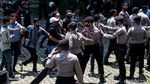 Dihalau Aparat, Pendemo Paksa Masuk Gedung KPK