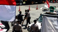 Diketahui, pendemo yang berasal dair Garda Buru Selatan Jakarta itu menggelar aksi unjuk rasa terkait dugaan kasus korupsi di Kabupaten Buru Selatan, Maluku. 