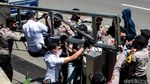 Dihalau Aparat, Pendemo Paksa Masuk Gedung KPK