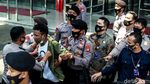 Dihalau Aparat, Pendemo Paksa Masuk Gedung KPK