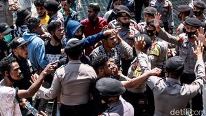 Dihalau Aparat, Pendemo Paksa Masuk Gedung KPK