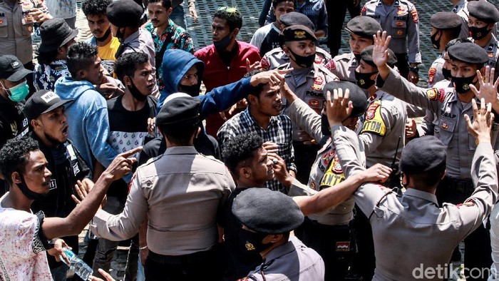 Dihalau Aparat, Pendemo Paksa Masuk Gedung KPK Aksi unjuk rasa terjadi di depan gedung KPK, Jakarta. Sejumlah pendemo sempat berusaha masuk ke gedung lembaga antirasuah itu namun dihalau aparat.