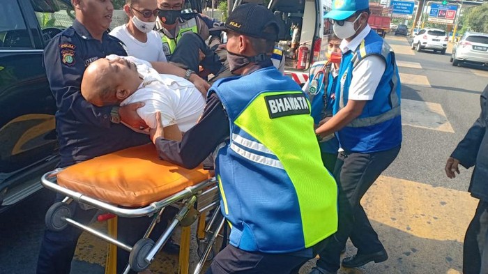 Dua Petugas Patroli Jalan Raya Ditlantas Polda Metro Jaya Bantu Evakuasi Warga Pingsan