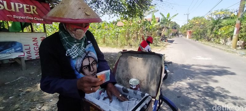 Masih ingat dengan es gabus atau es roti yang tren di era 90an. Ternyata hingga saat ini masih ada pedagang es gabus keliling di Surabaya.