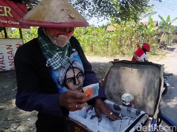 Masih ingat dengan es gabus atau es roti yang tren di era 90an. Ternyata hingga saat ini masih ada pedagang es gabus keliling di Surabaya.