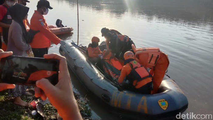 Evakuasi jenazah Wahyudi yang tenggelam di Bengawan Solo