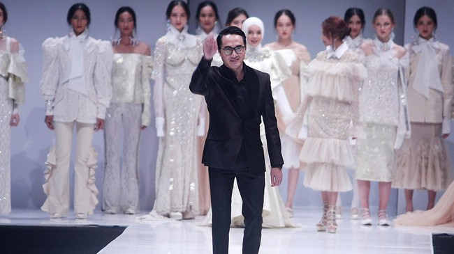 Dari Indonesia, ada nama desainer Barli Asmara yang kepergiannya sangat mengejutkan. Barli yang pernah mengharumkan nama Indonesia lewat penampilan karyanya di New York Fashion Week 2018, berpulang pada Kamis (27/8/2020) dalam usia 42 tahun. Kepada Wolipop kala itu, pihak keluarga mengonfirmasi bahwa Barli sakit radang otak. (Foto: Mohammad Abduh/Wolipop)