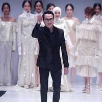 Dari Indonesia, ada nama desainer Barli Asmara yang kepergiannya sangat mengejutkan. Barli yang pernah mengharumkan nama Indonesia lewat penampilan karyanya di New York Fashion Week 2018, berpulang pada Kamis (27/8/2020) dalam usia 42 tahun. Kepada Wolipop kala itu, pihak keluarga mengonfirmasi bahwa Barli sakit radang otak. (Foto: Mohammad Abduh/Wolipop)