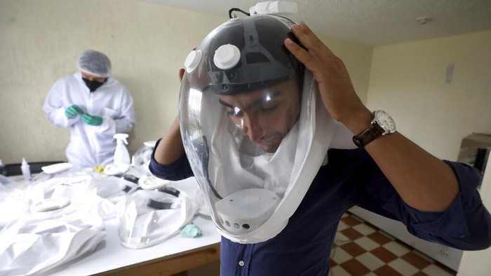 Start up di Kolombia ciptakan helm yang dapat mencegah penggunanya terpapar virus Corona. Bentuk helm ini pun unik seperti helm astronot. Seperti apa potretnya?