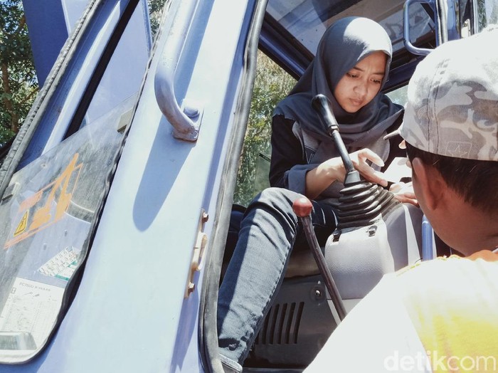 Gadis operator ekskavator di lereng Gunung Merapi, Klaten, Devita Wati, Kamis (27/8/2020).