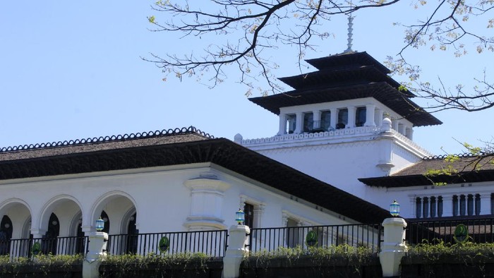 Potret Gedung Sate Dulu dan Kini

Usia Gedung Sate telah memasuki satu abad. Meski melewati berbagai perubahan zaman, kemegahan dan kekokohan bangunan cagar budaya ini masih jelas terlihat di setiap lekuk arsitekturnya.