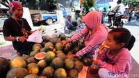 Di pasar musiman tersebut, para pedagang menjajakan beragam barang dagangannya, mulai dari makanan hingga peralatan rumah tangga.
