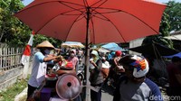 Sejumlah warga membeli minuman dari salah satu pedagang yang berjualan di pasar musiman tersebut.