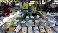 Selain makanan dan minuman, ada pula pedagang yang menjajakan beragam barang elektronik serta membuka jasa servis elektronik di pasar tersebut.