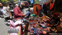 Beragam pakaian dan aksesoris seperti tas dan topi pun turut dijajakan oleh sejumlah pedagang di kawasan tersebut.