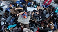 Salah satu pedagang menjajakan sandal beragam ukuran dengan harga yang cukup terjangkau. Sandal tersebut tersedia untuk ukuran anak-anak hingga orang dewasa.
