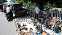 Beragam barang dagangan yang dijajakan oleh para pedagang tersebut membuat pasar Kliwonan kerap ramai didatangi oleh warga untuk mencari berbagai kebutuhan.