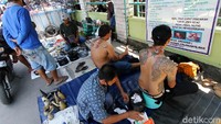 Di salah satu lapak yang berada di area pasar musiman tersebut tampak membuka terapi bekam yang menjadi salah satu terapi pengobatan alternatif yang cukup populer di kalangan masyarakat.