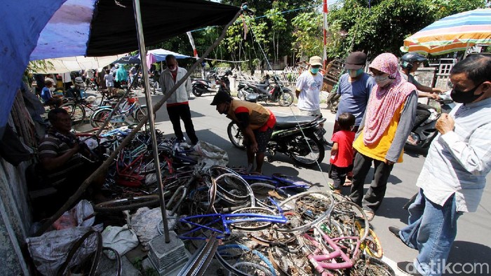 Geliat Aktivitas di Pasar Kliwon Bekonang Sukoharjo Pedagang menjajakan beragam barang dagangannya di pasaran Kliwonan di sekitar Pasar Bekonang, Sukoharjo. Pasar musiman itu telah ada sejak puluhan tahun silam.