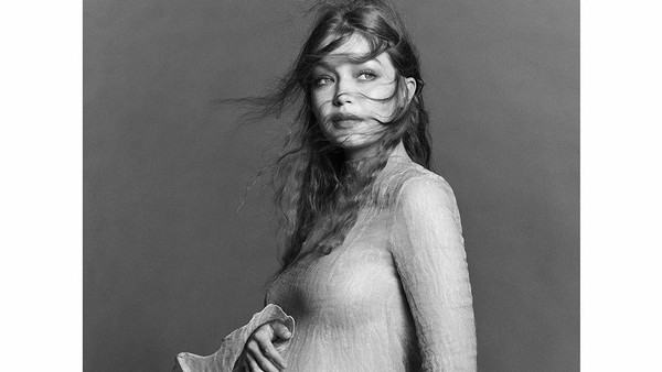 Potret Kehamilan Gigi Hadid, Tampil Seksi dengan Dress Menerawang