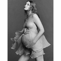 Gigi Hadid melakukan pemotretan kehamilan bernuansa romantis. Foto hitam putih tersebut menguatkan maternity photo-nya.  Foto: dok. Instagram