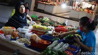 Saat ini harga komoditas sayuran di pasar tersebut merosot tajam. 