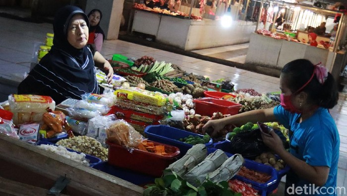 Harga komoditas sayuran di sejumlah pasar tradisional di Kota Bandung merosot tajam. Penurunan harga ini terjadi sudah hampir dua bulan. Seperti yang terjadi di Pasar Kosambi, Kota Bandung, Kamis (27/8/2020).