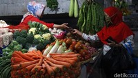 Di pasar tradisional itu bawang merah dijual dengan harga Rp 30 ribu/kg, bawang putih Rp 25 ribu/kg, dan cabai merah Rp 25 ribu/kg. Sebelumnya bawang merah dijual Rp 50 ribu/kg, bawang putih Rp 40 ribu/kg, dan cabai merah Rp 40-50 ribu/kg.