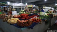 Harga tomat di pasar tersebut juga mengalami penurunan. Harga tomat yang tadinya mencapai Rp 10 ribu kini menjadi Rp 6 ribu.