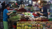 Turunnya harga komoditas sayuran di pasar tradisional ini dikarenakan terjadi panen secara bersamaan dari petani yang ada di berbagai daerah.