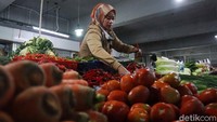 Pedagang sayuran menggelar dagangannya di Pasar Kosambi, Kota Bandung, Kamis (27/8/2020).