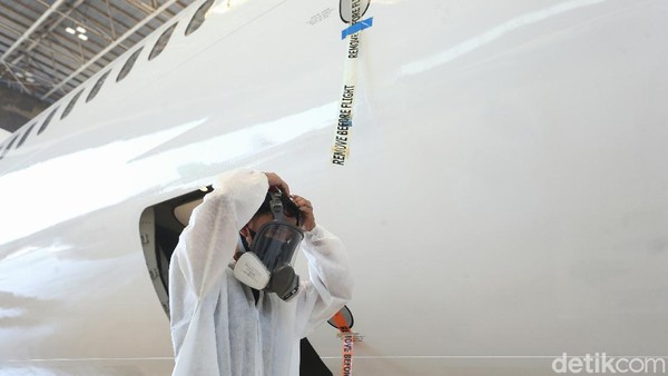 Di tengah pandemi, pihak maskapai Garuda Indonesia terus memberi rasa aman bagi para penumpang. Tiap maskapai mereka punya senjata bernama HEPA Filter untuk berantas COVID-19 (Rengga Sancaya/detikcom) Di tengah pandemi, pihak maskapai Garuda Indonesia terus memberi rasa aman bagi para penumpang. Tiap maskapai mereka punya senjata bernama HEPA Filter untuk berantas COVID-19 (Rengga Sancaya/detikcom)