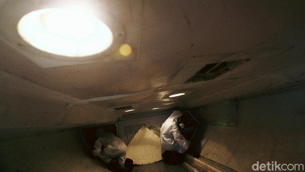 Lokasi HEPA Filter itu ada di dalam pesawat, tepatnya persis di belakang kargo pesawat di bawah kabin penumpang (Rengga Sancaya/detikcom) Lokasi HEPA Filter itu ada di dalam pesawat, tepatnya persis di belakang kargo pesawat di bawah kabin penumpang (Rengga Sancaya/detikcom)