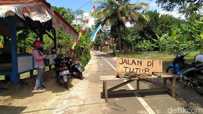 Jalan desa dio Ciamis ditutup warga karena konflik internal