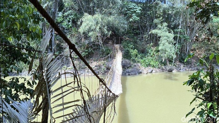 Jembatan gantung di Sukabumi putus.