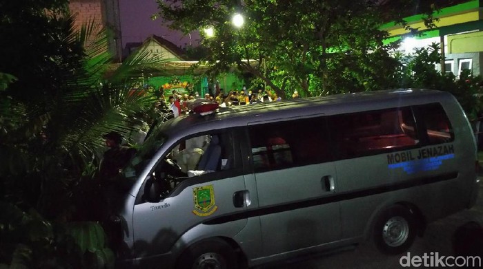 Jenazah Eks Walkot Mojokerto Disalati Ratusan Pelayat