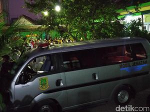 Dimakamkan Protokol COVID, Jenazah Eks Walkot Mojokerto Disalati Ratusan Pelayat