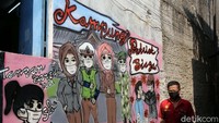 Di kampung ini, warga diharuskan memakai masker saat keluar rumah.