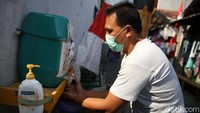 Tempat mencuci tangan juga disediakan di sejumlah tempat.