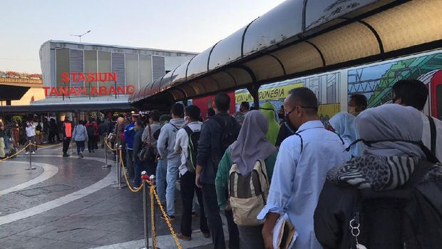 Kapolda Metro pantau penerapan protokol kesehatan di Stasiun Tanah Abang