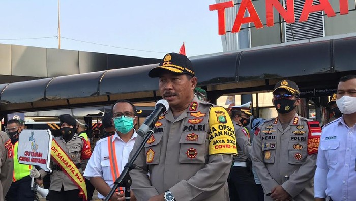 Kapolda Metro pantau penerapan protokol kesehatan di Stasiun Tanah Abang
