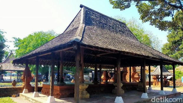 Cirebon memiliki berbagai Keraton yang menyimpan unsur sejarah dan budaya kota ini. Salah satunya yaitu Keraton Kasepuhan Cirebon.