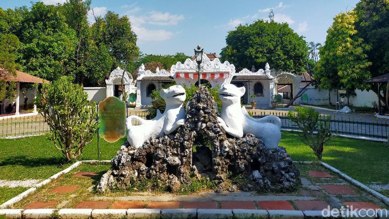 Keraton Kasepuhan Cirebon Cirebon memiliki berbagai Keraton yang menyimpan unsur sejarah dan budaya kota ini. Salah satunya yaitu Keraton Kasepuhan Cirebon.