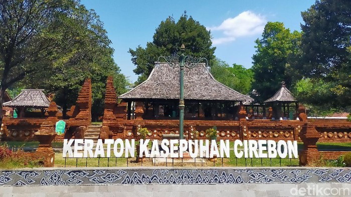 Cirebon memiliki berbagai Keraton yang menyimpan unsur sejarah dan budaya kota ini. Salah satunya yaitu Keraton Kasepuhan Cirebon.