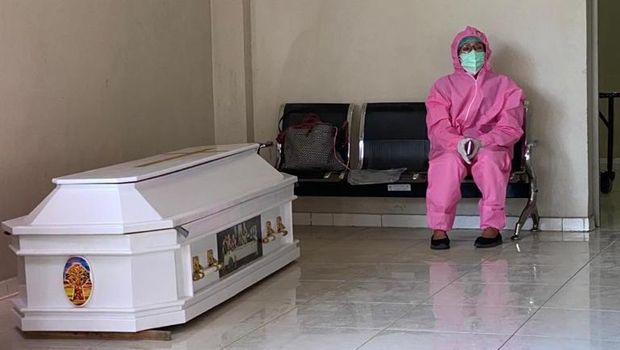 Ketua IDI Papua Barat meninggal akibat COVID-19. Kisahnya bersama istri bikin terenyuh (dok. IDI)